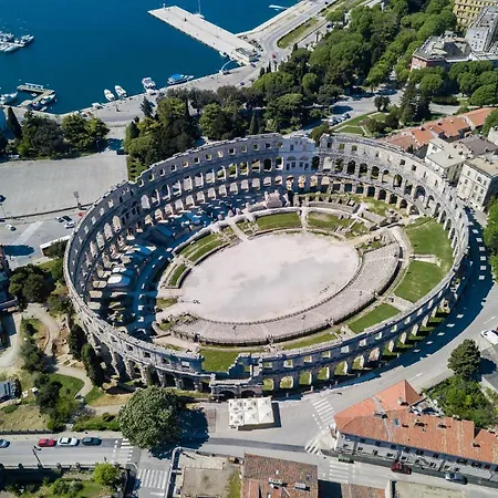 M****, New + Parking Apartment Pula