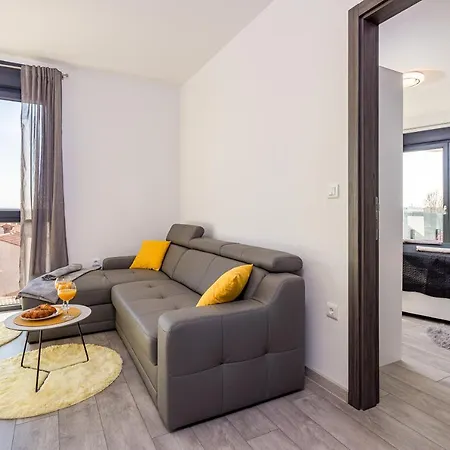 M****, New + Parking Apartment *