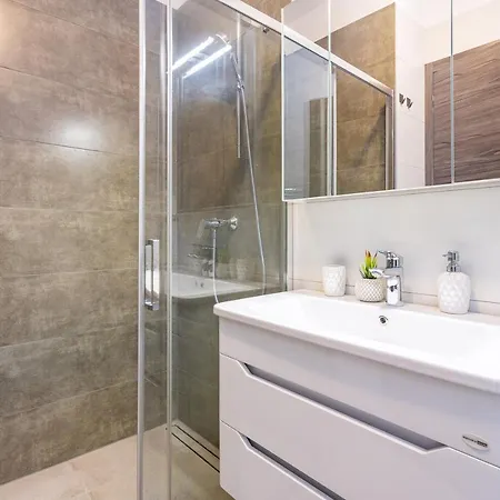 M****, New + Parking شقة بولا
